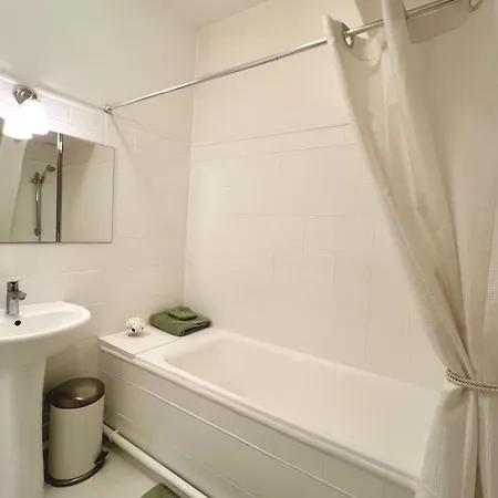 Bright And Well-decorated Parisian-style Nest Παρίσι