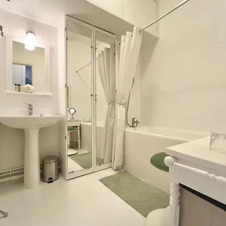 Bright And Well-decorated Parisian-style Nest Παρίσι
