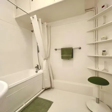 Bright And Well-decorated Parisian-style Nest Παρίσι